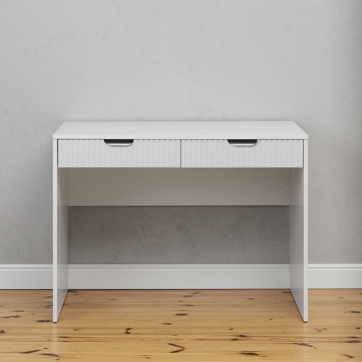 ODESSA DESK - WHITE - FLUTED - PULL BLACK