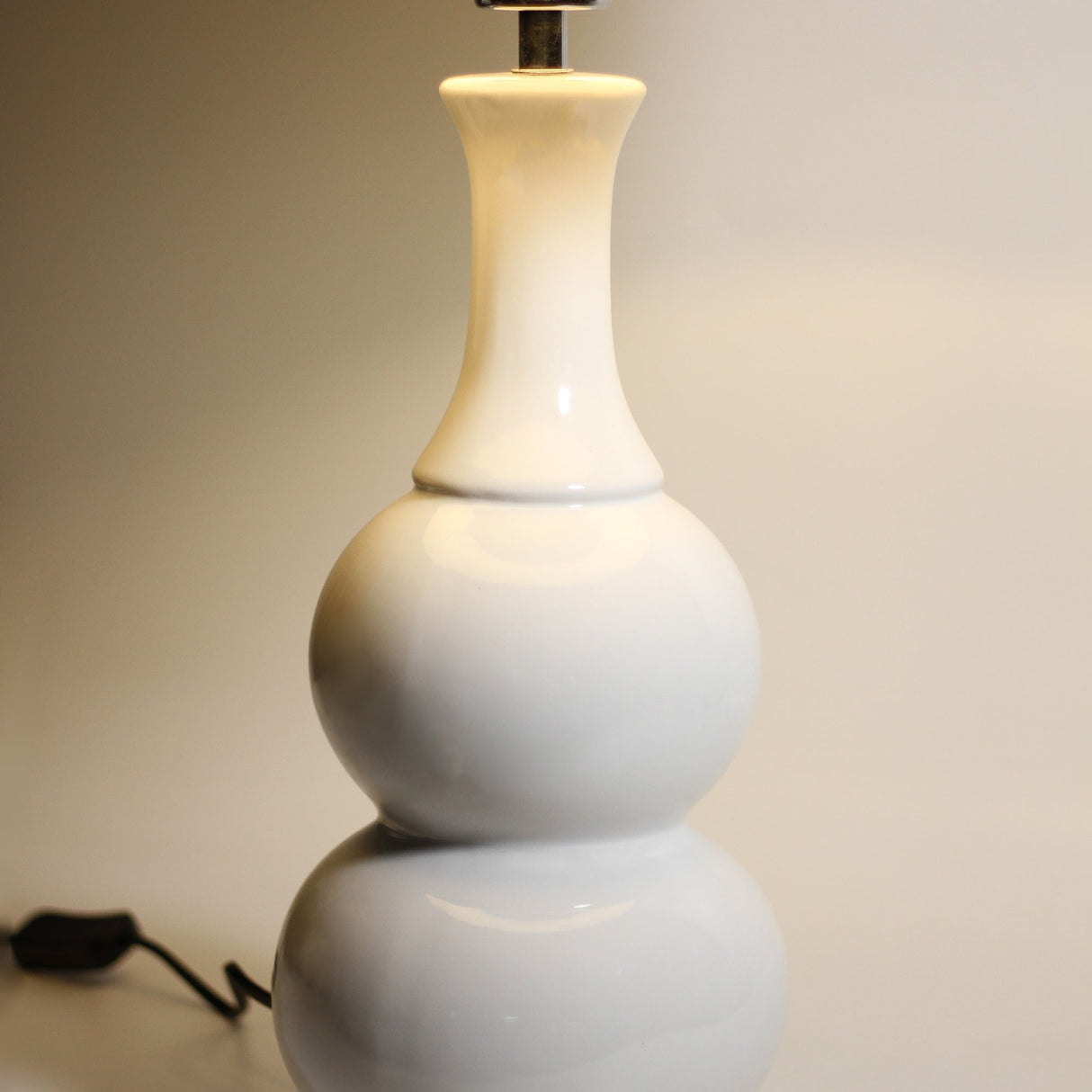 Elegant White Ceramic Table Lamp with Spindle Neck Design