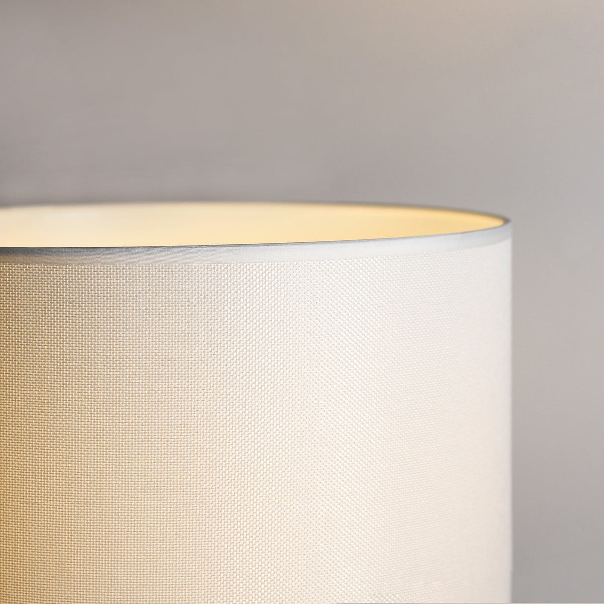 Elegant White Ceramic Table Lamp with Spindle Neck Design